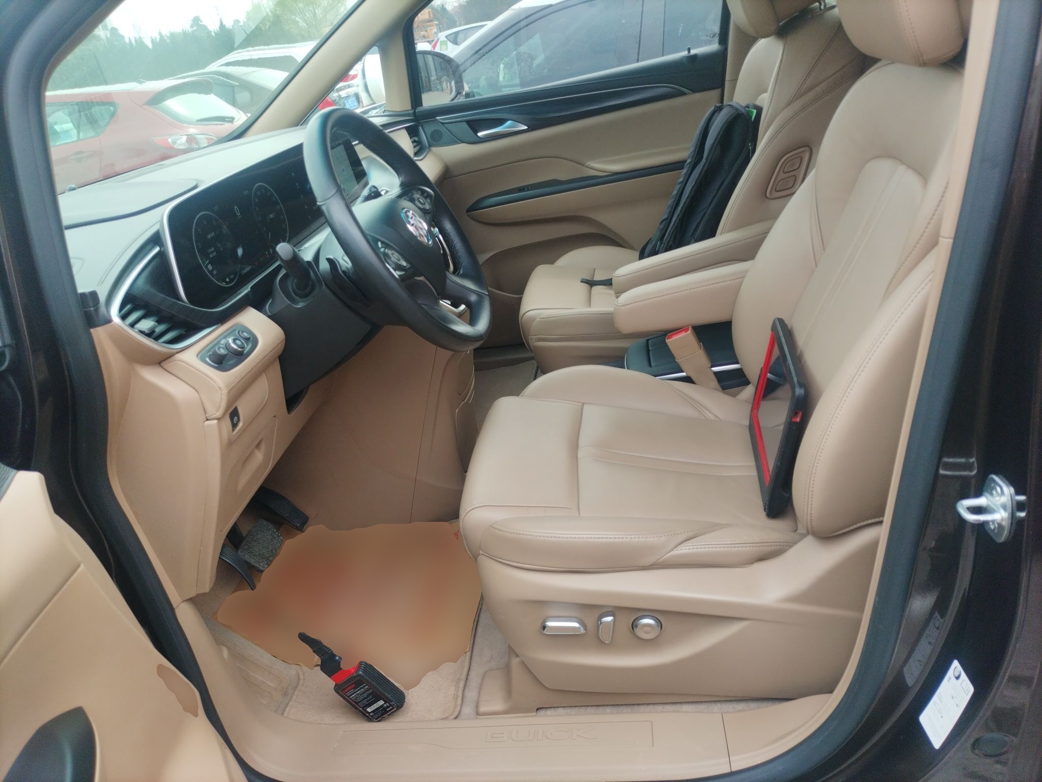 المقاعد الأمامية داخل السيارة