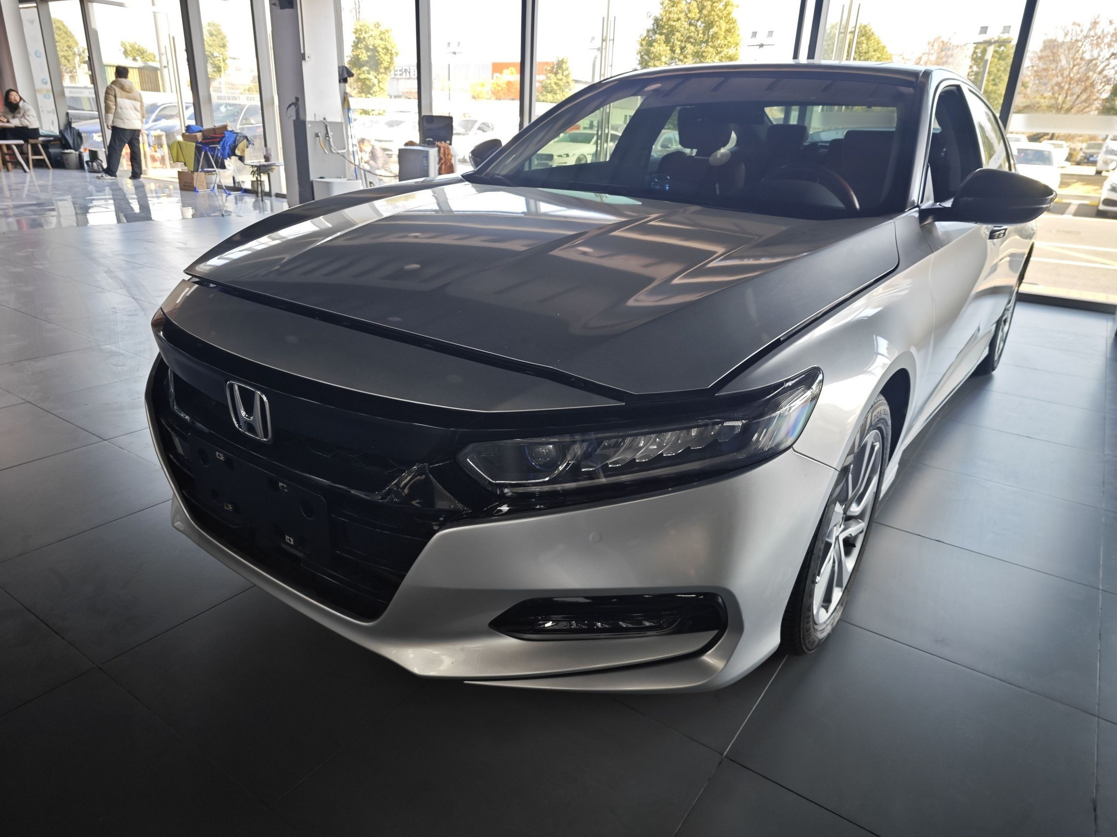 Под передней частью автомобиля