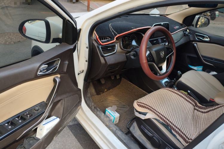 Used Baojun 310W 2017 1.5L Manual Fashion Model China V