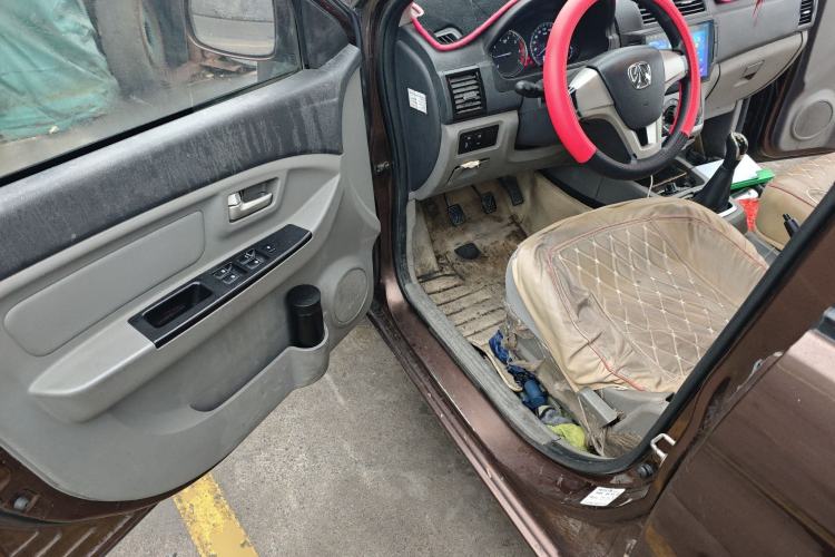 Used BAIC Weiwang M20 2014 1.5L Basic Version DAM15DL Driver Seat