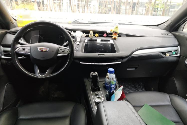 Used Cadillac XT4 2018 28T Two-Wheel-Drive Luxury Model Center Console