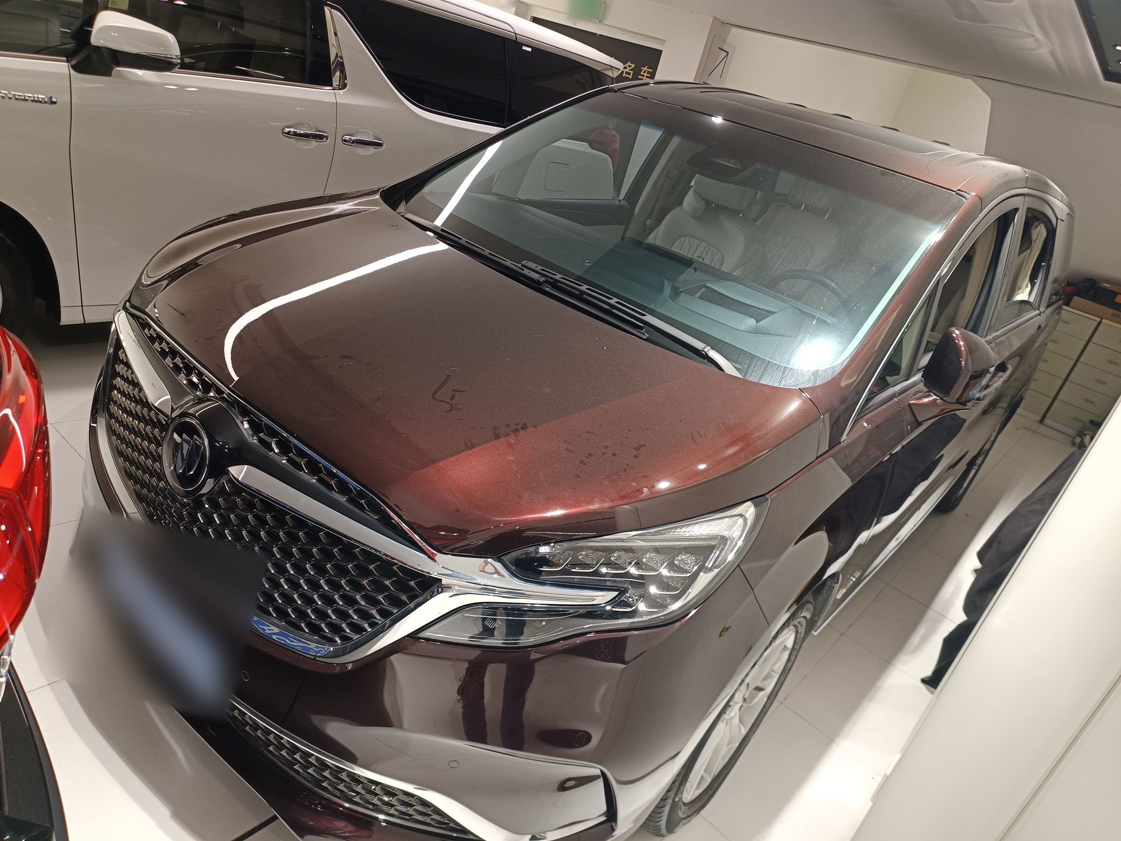 Под передней частью автомобиля