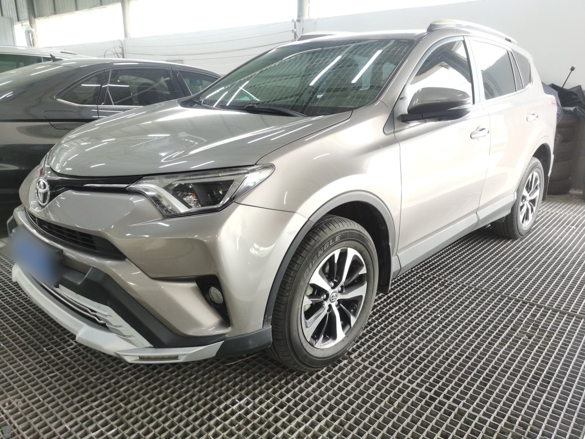 Под передней частью автомобиля