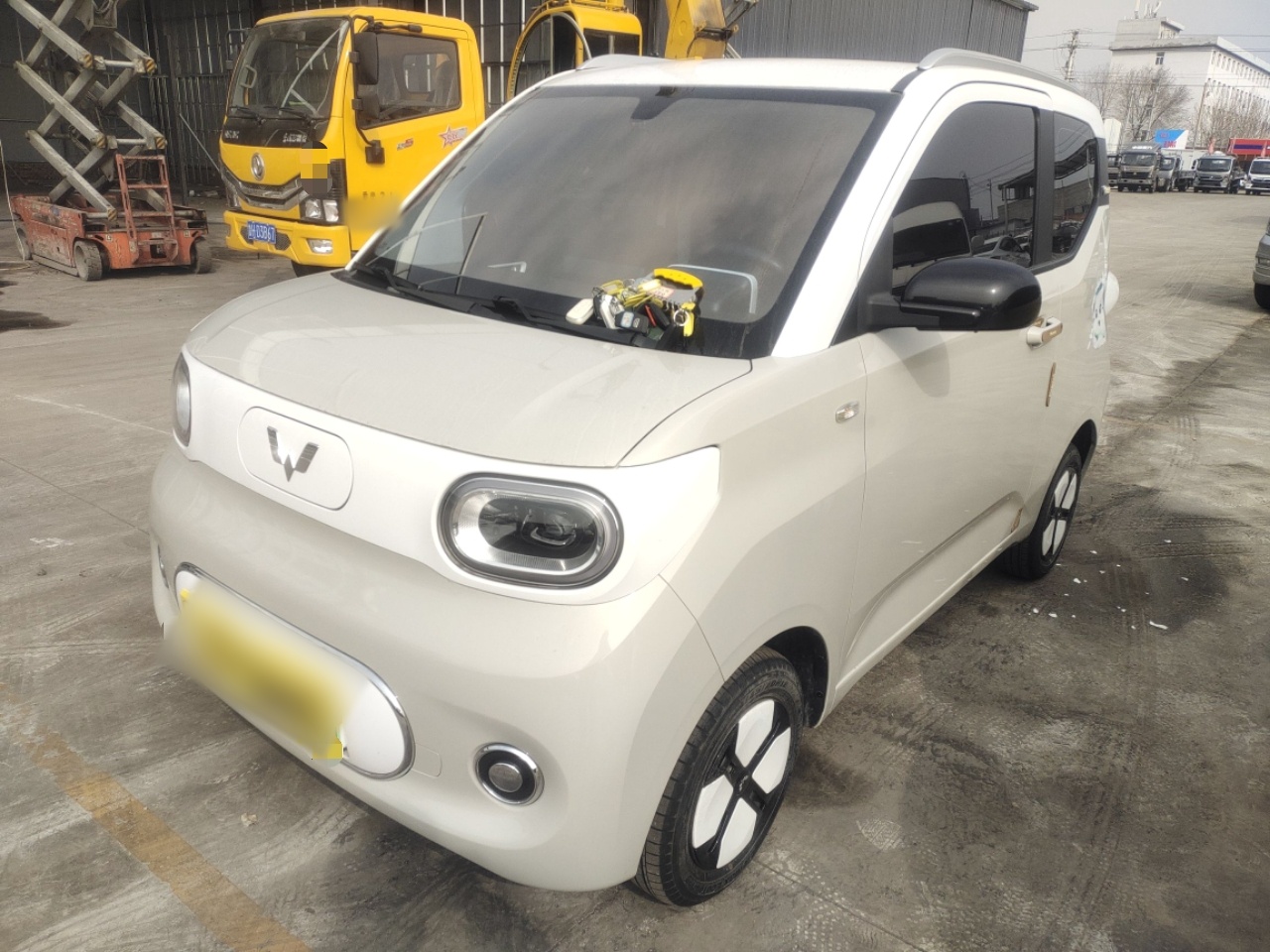 تحت مقدمة السيارة