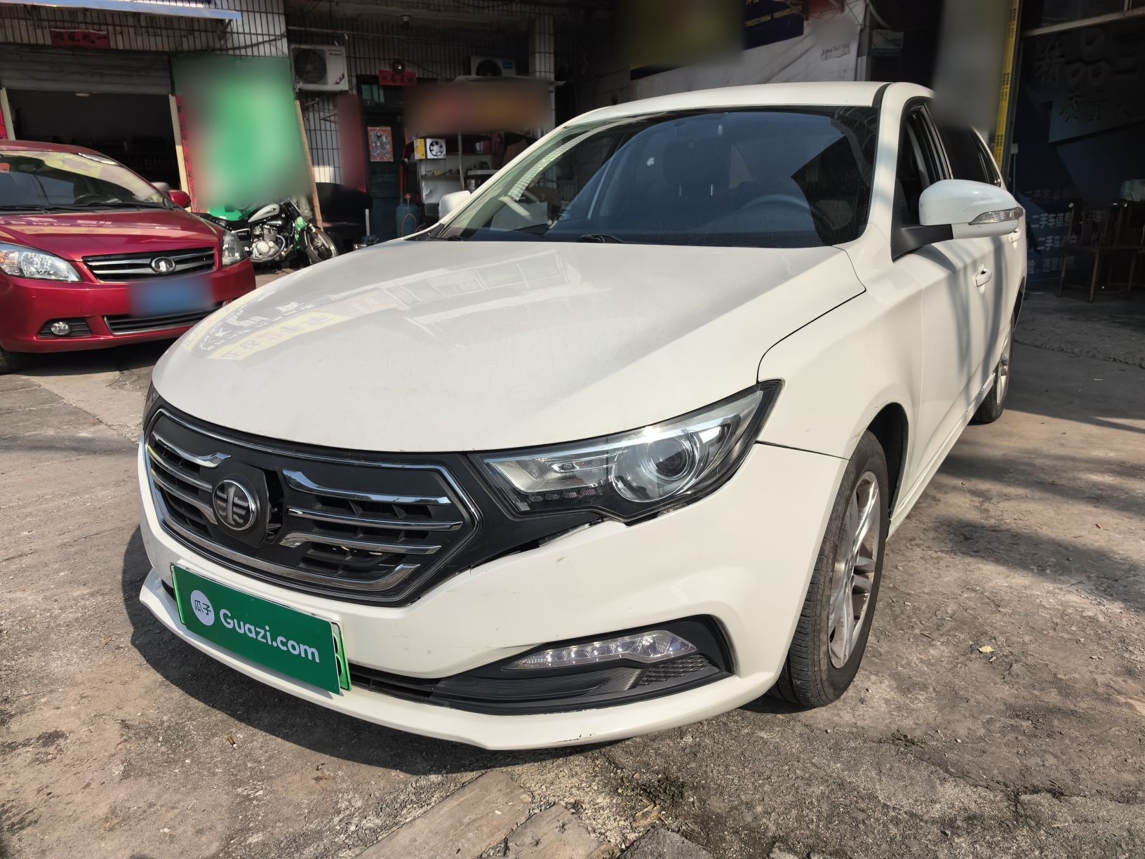 تحت مقدمة السيارة