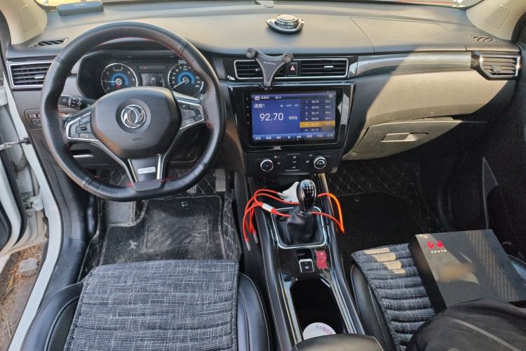 Used Dongfeng Fengon 580 2016 1.5T Manual Luxury Edition Center Console