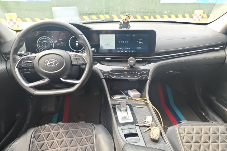 Used Hyundai Mistra 2021 1.8L CVT LUX Premium Edition Center Console