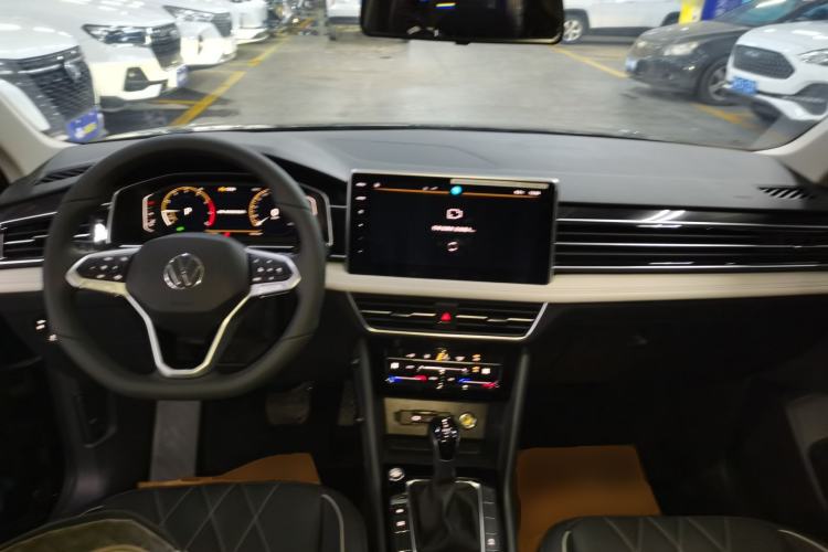 Used Volkswagen Tiguan L 2025 Model, Outstanding Version, 300TSI Automatic Two-Wheel Drive Longteng Edition Center Console