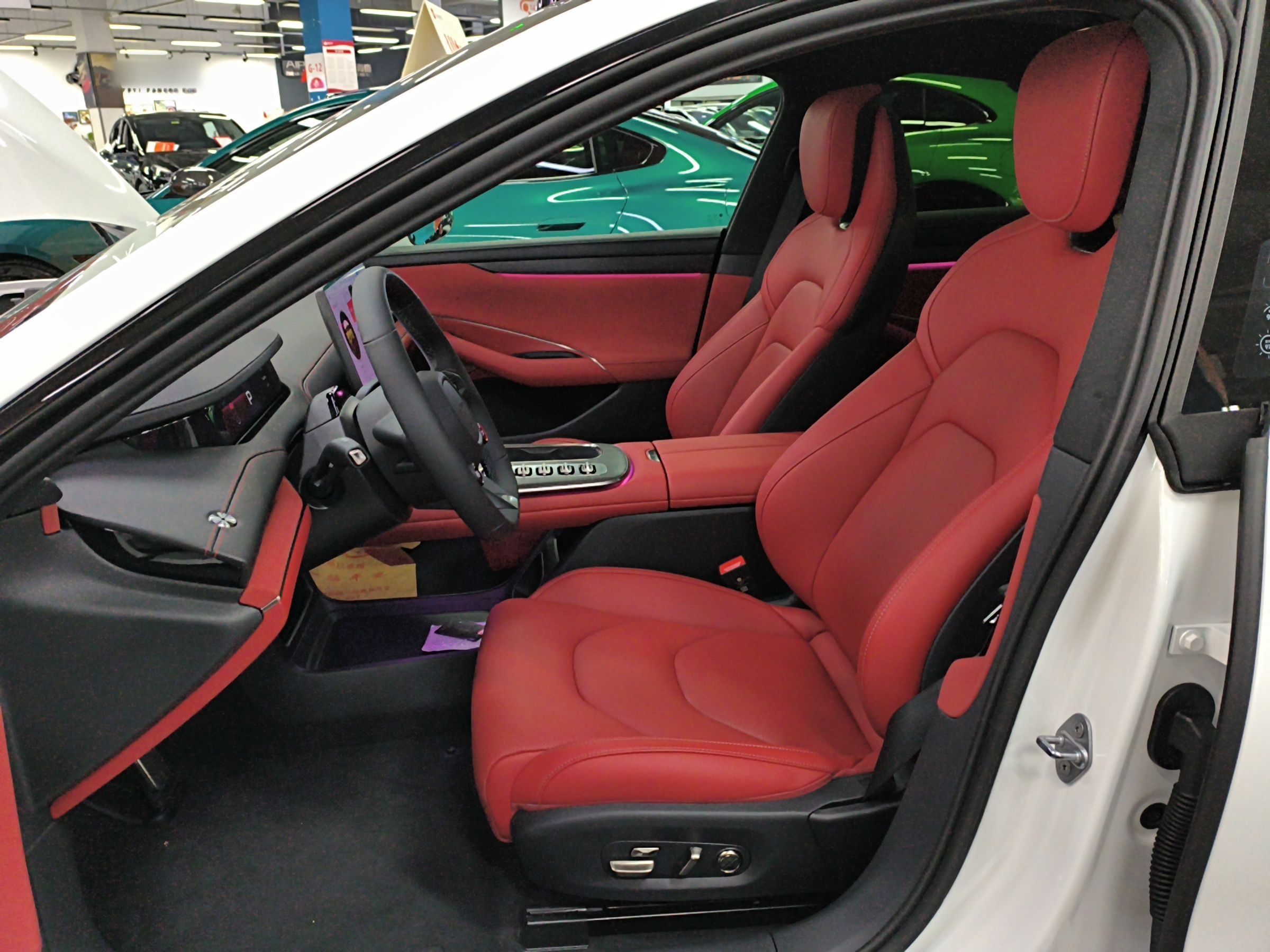 المقاعد الأمامية داخل السيارة