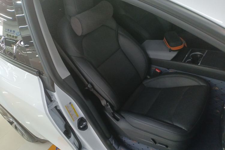 Used Tesla Model Y 2025 Long-Range All-Wheel-Drive Version
