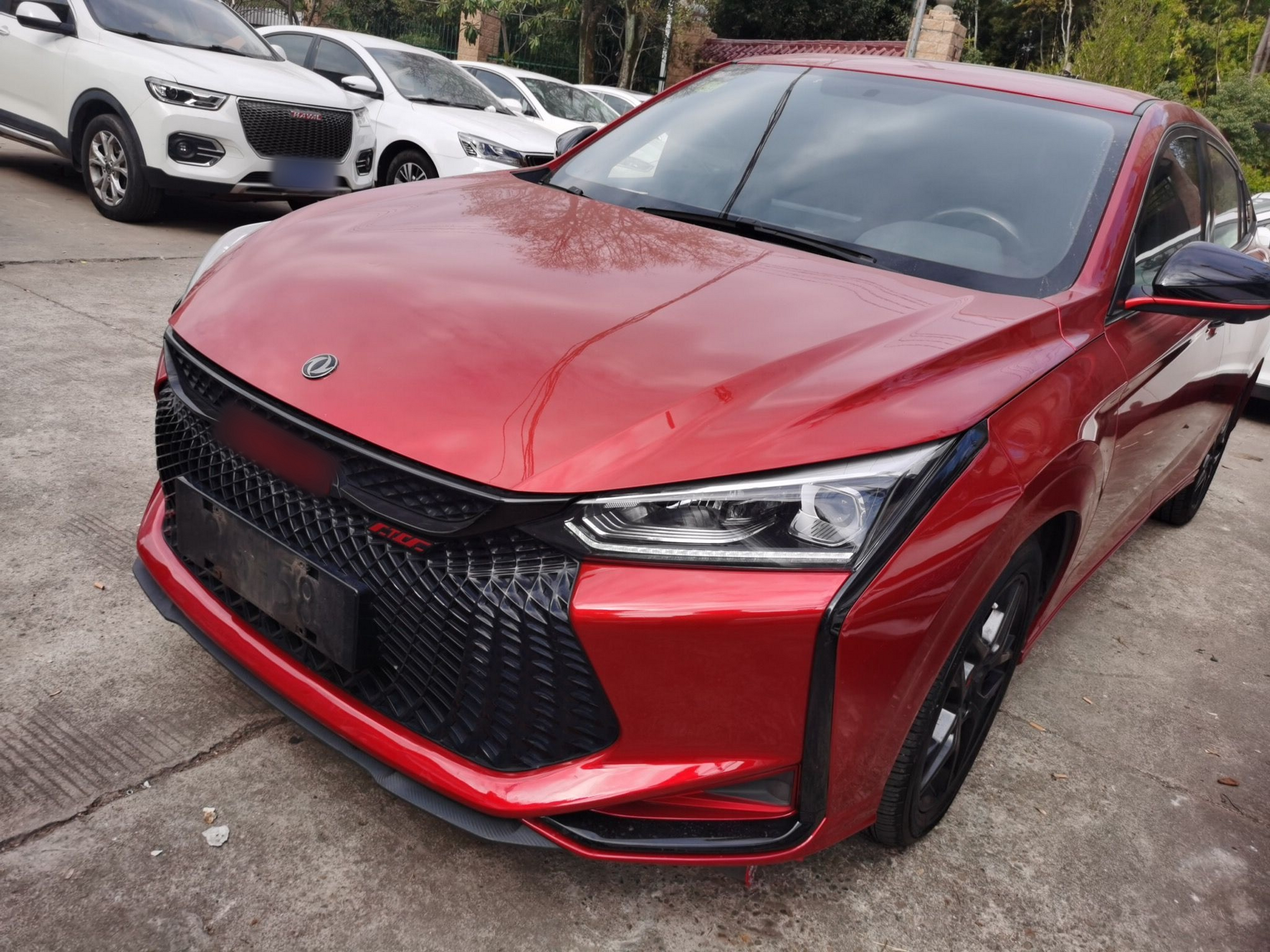 Под передней частью автомобиля