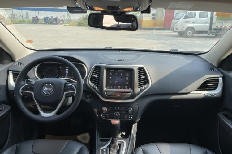 Used Jeep Cherokee 2016 2.4L Leading Smart Version Interior 3