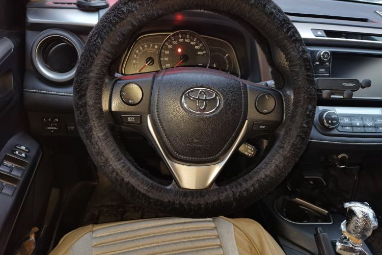Used Toyota RAV4 2016 2.0L CVT Two-Wheel Drive Fashion Edition China V Standard Steering Wheel