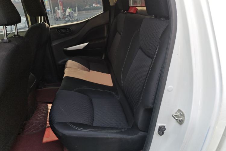 Used Nissan Navara 2021 2.5L Facelift Manual Two-Wheel Drive Comfort Version QR25
