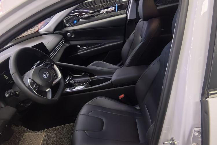 Used Hyundai Elantra 2023 1.5L CVT LUX Prestige Edition
