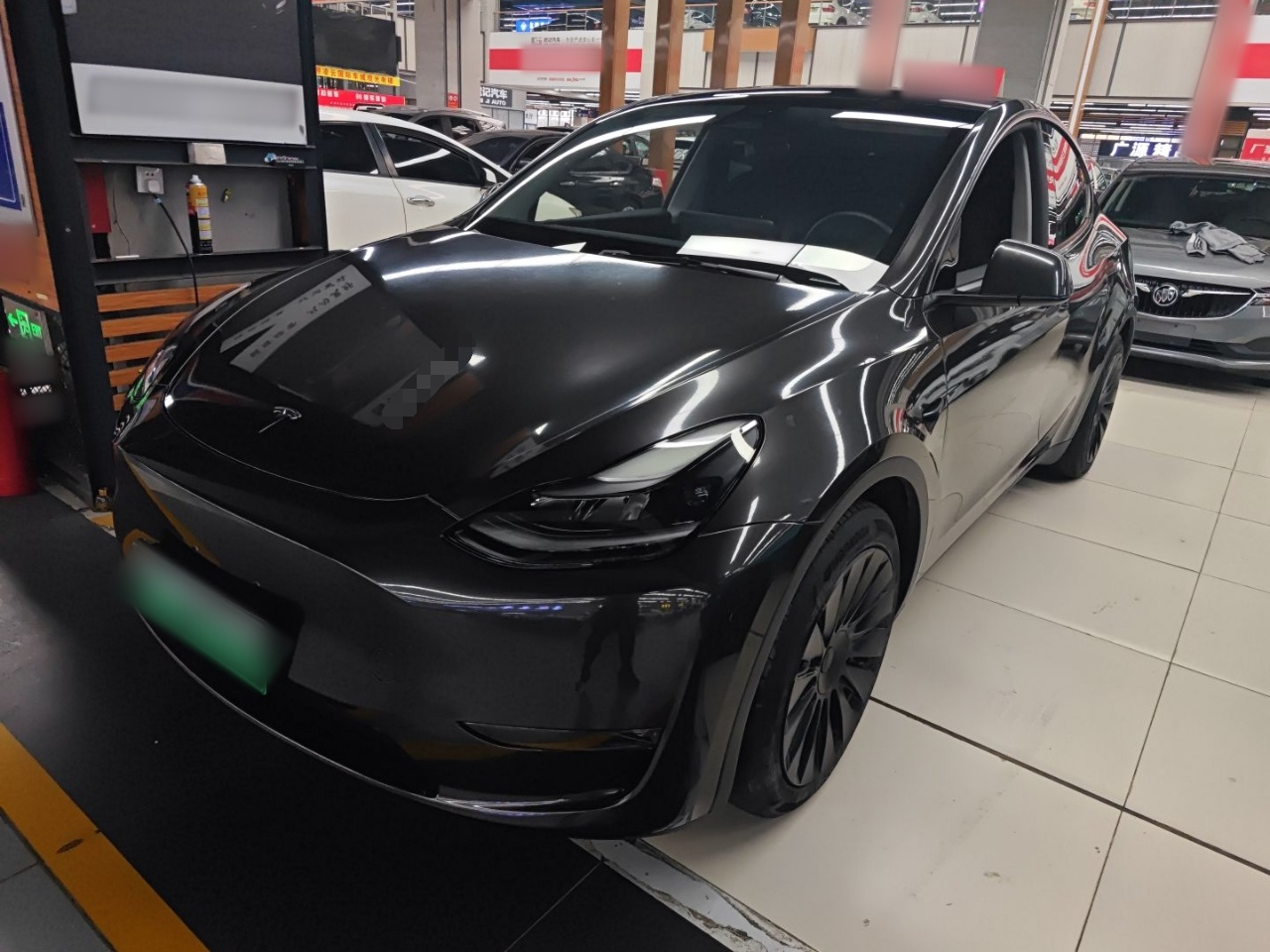 تحت مقدمة السيارة