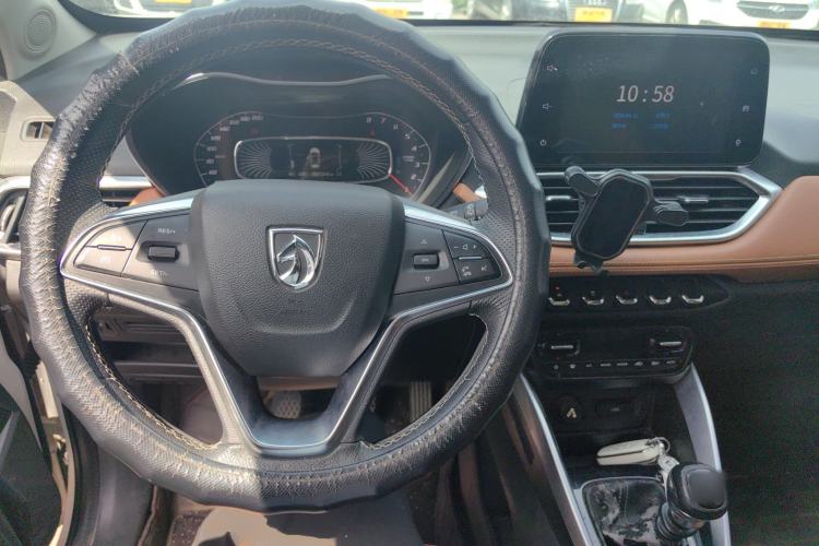 Used Baojun 510 2017 1.5L Manual Luxury Model Center Console