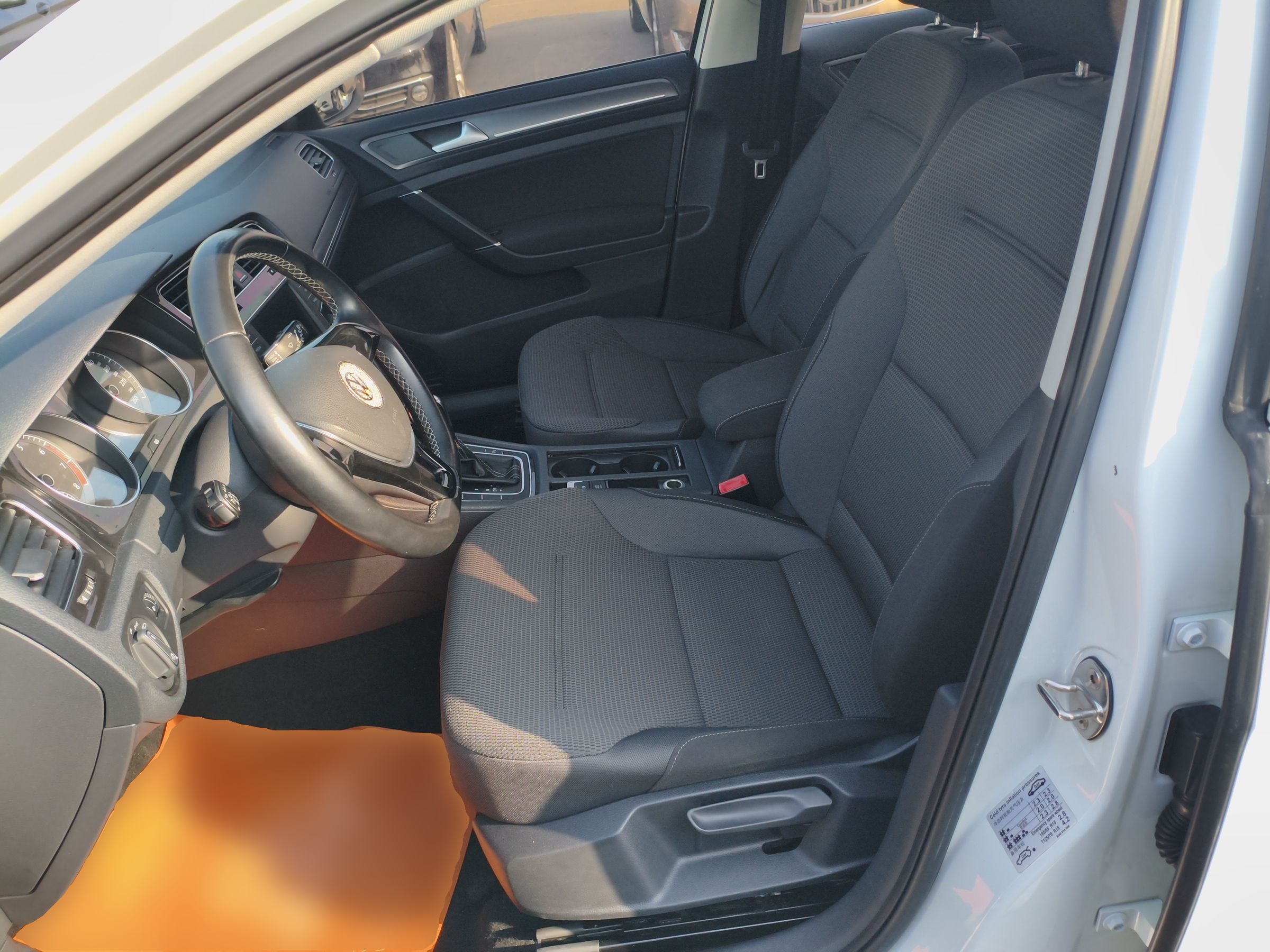 Переднее сиденье в автомобиле