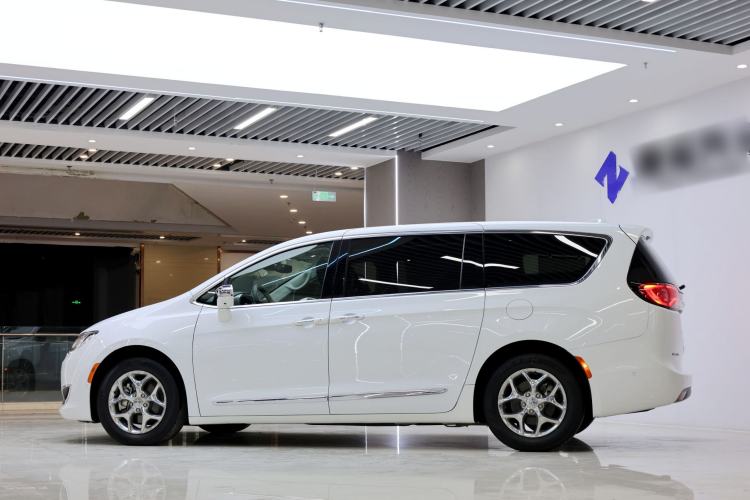 Used Chrysler Grand Voyager 2017 3.6L Premium Edition