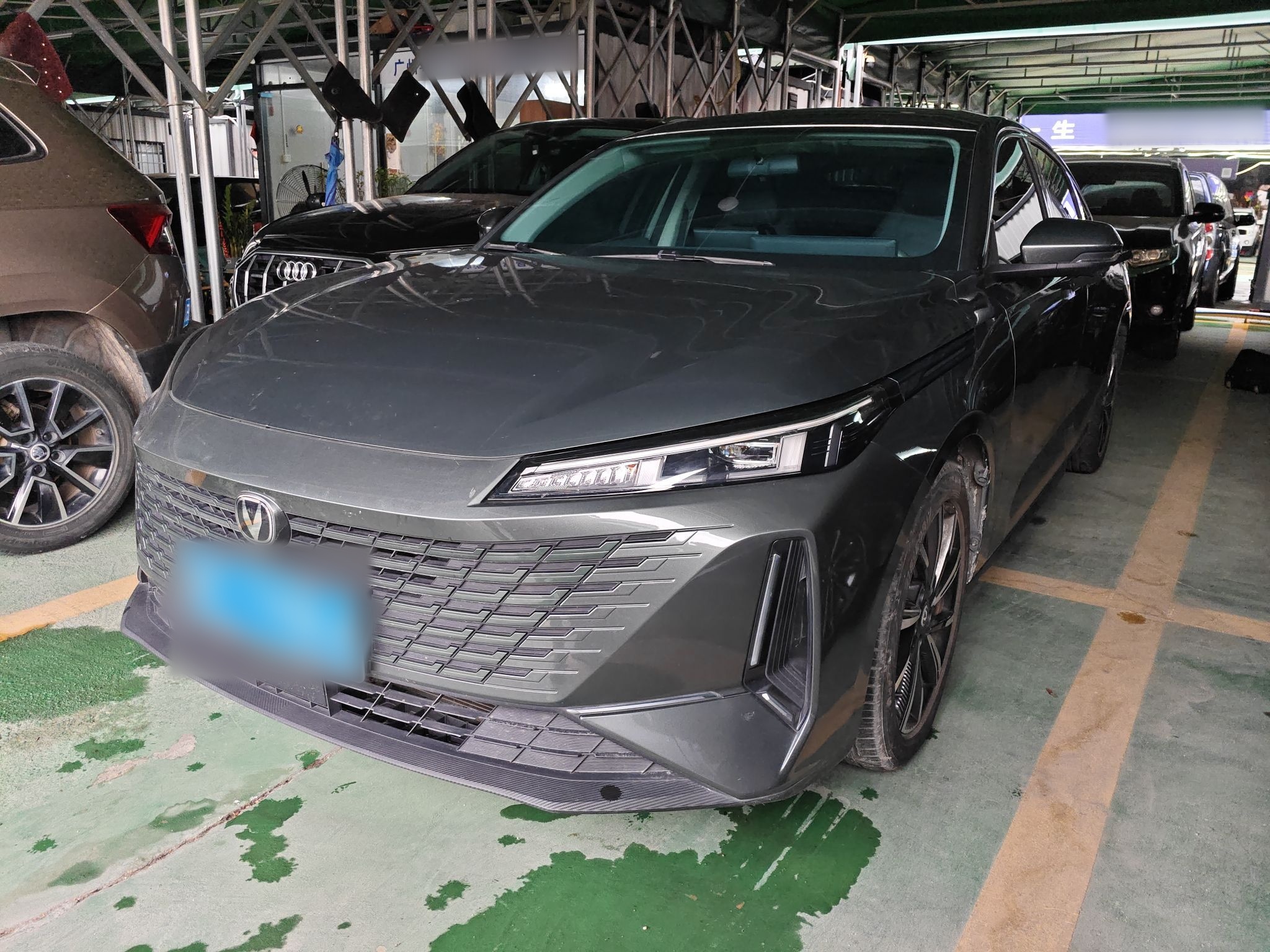 Под передней частью автомобиля