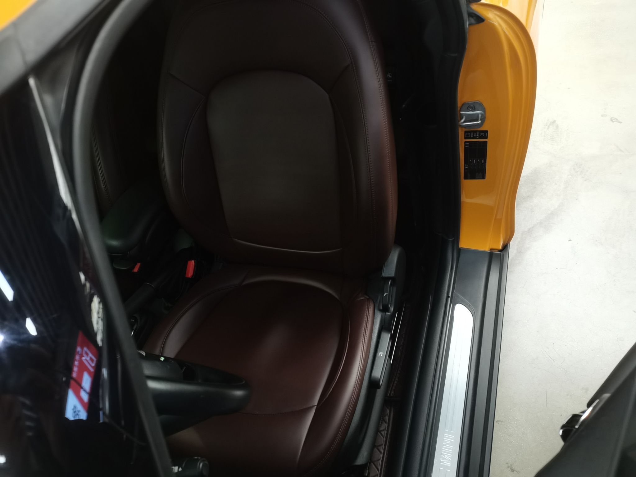 Переднее сиденье в автомобиле