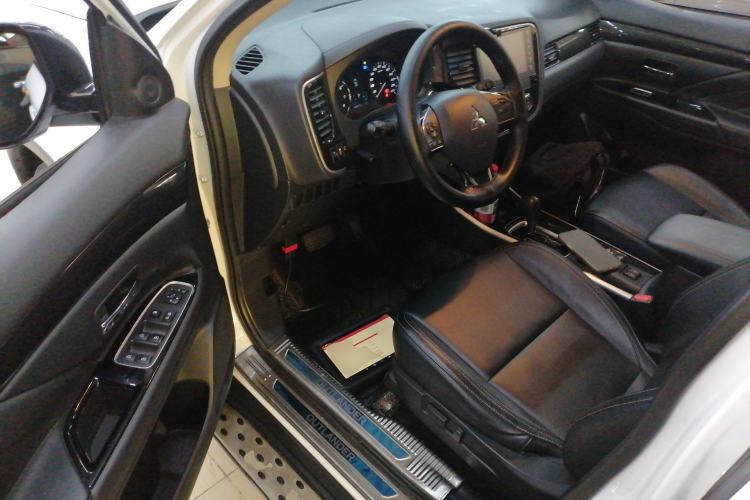 Used Mitsubishi Outlander 2019 2.0L Two-Wheel Drive Comfort Edition 7-Seater China VI Standard
