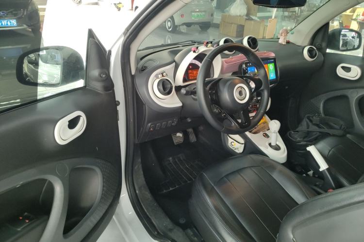 Used smart fortwo 2015 1.0L 52 kW hardtop Dynamic version
