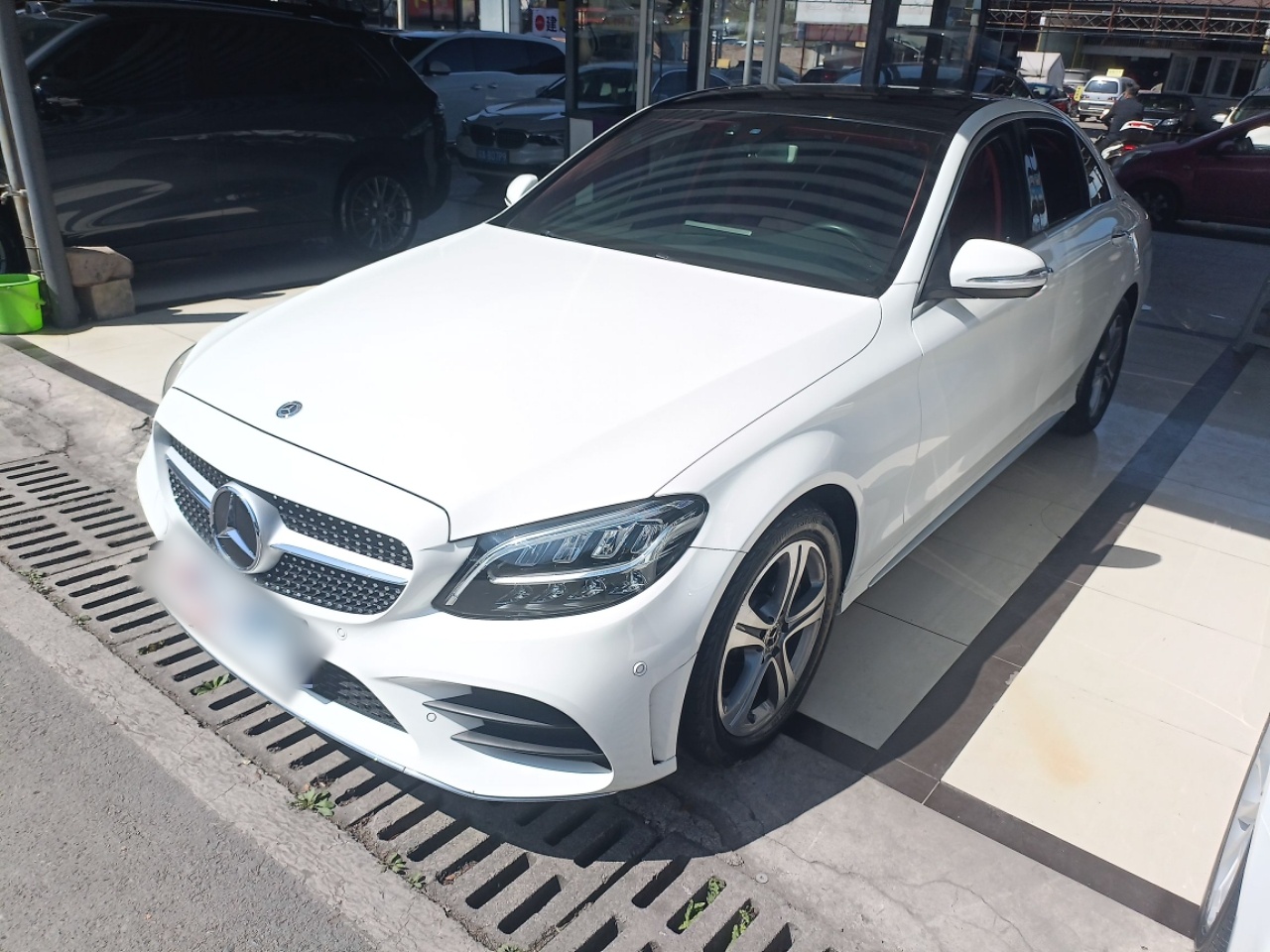 تحت مقدمة السيارة