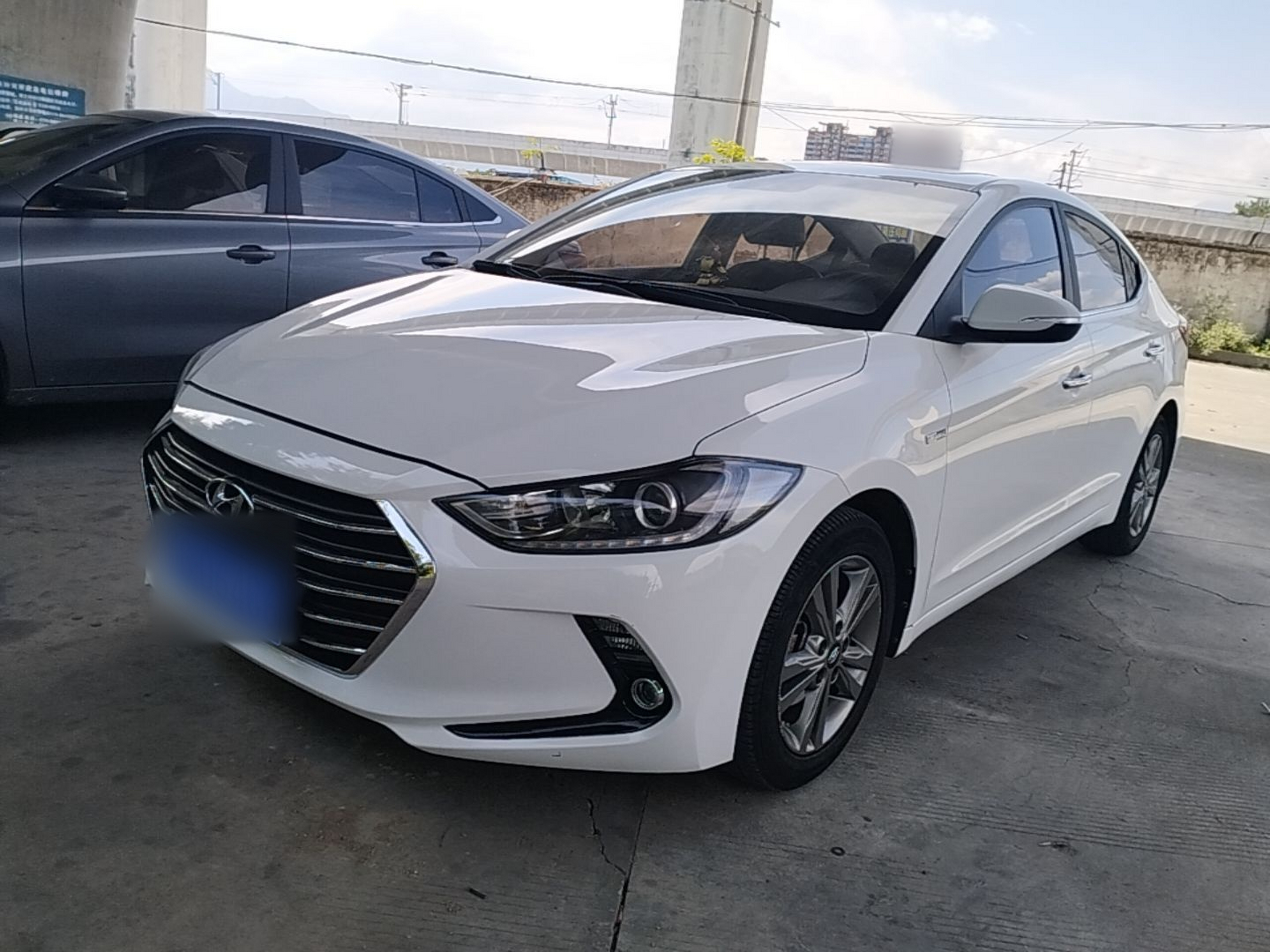 Под передней частью автомобиля