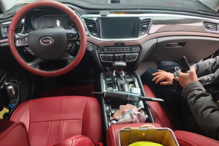 Used GAC Trumpchi GS8 2017 320T Two-Wheel Drive Luxury Smart Connectivity Version (7 Seats) Center Console