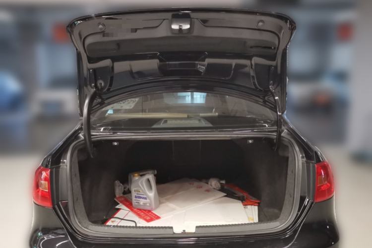 Used Volkswagen Sagitar 2014 1.6L Automatic Fashion Model Trunk