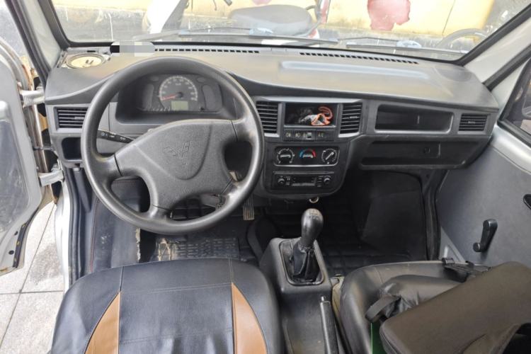 Used Wuling Zhiguang 2015 1.2L Practical LS-I Model Center Console