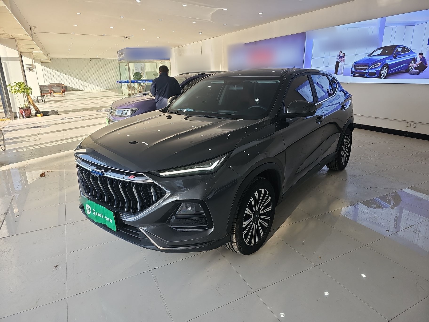 Под передней частью автомобиля