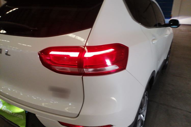 Used Haval H6 2017 Red Label 2.0T Automatic Two-Wheel Drive ZhiShang Model
