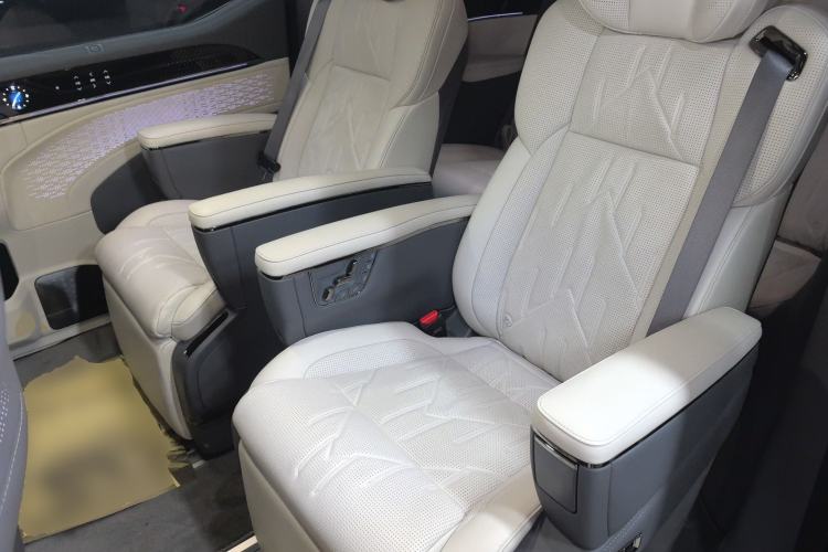 Used Zeekr 009 2024 7-Seater Walk-Through Version Four-Wheel Drive 108 kWh
