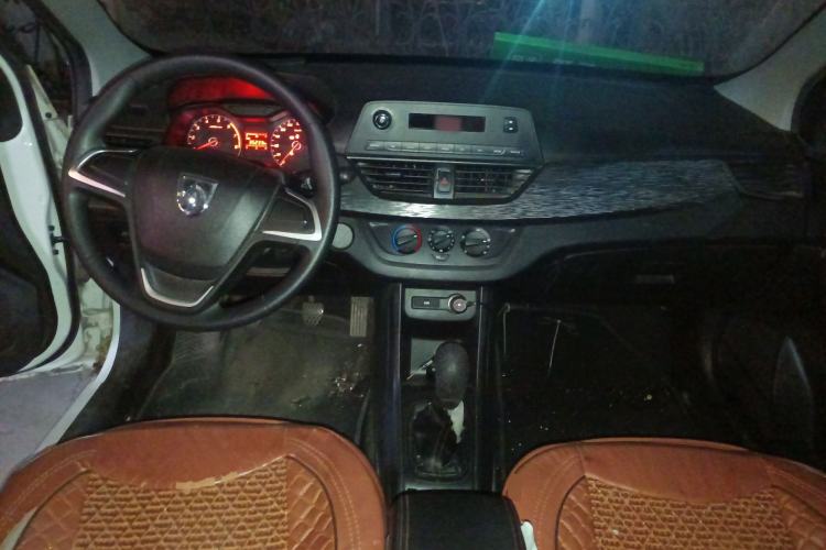 Used Baojun 310 2016 1.2L manual Comfort trim level Center Console