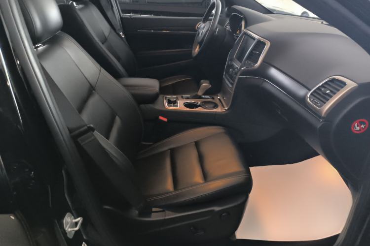 Used Jeep Grand Cherokee 2016 3.0L Comfort Navigation Edition Right Front Seat