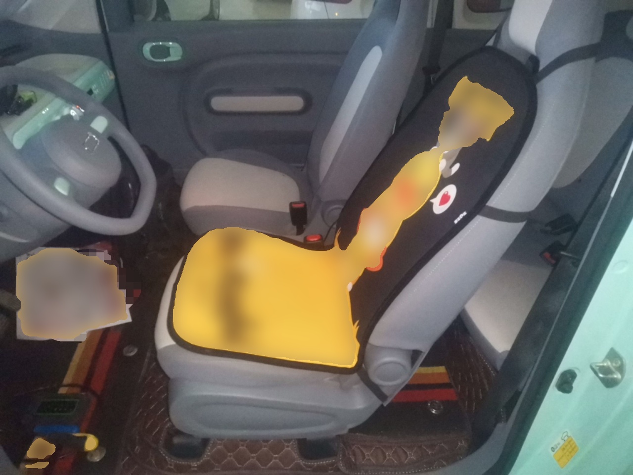 المقاعد الأمامية داخل السيارة