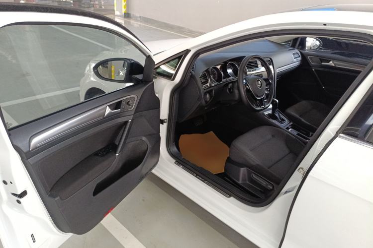 Used Volkswagen Golf 2017 1.6L Automatic Comfort Million-Vehicle Anniversary Edition Driver Seat