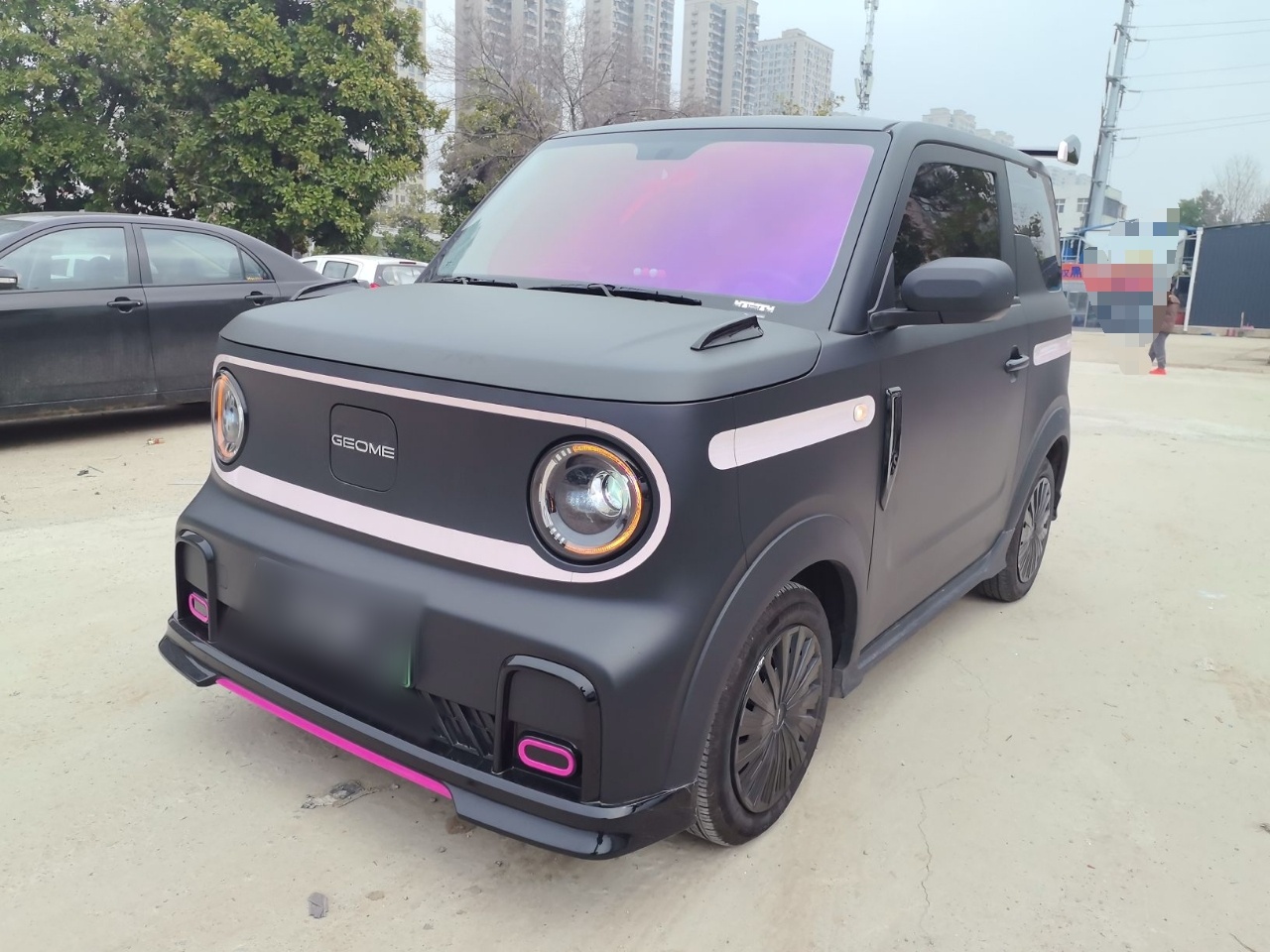 Под передней частью автомобиля