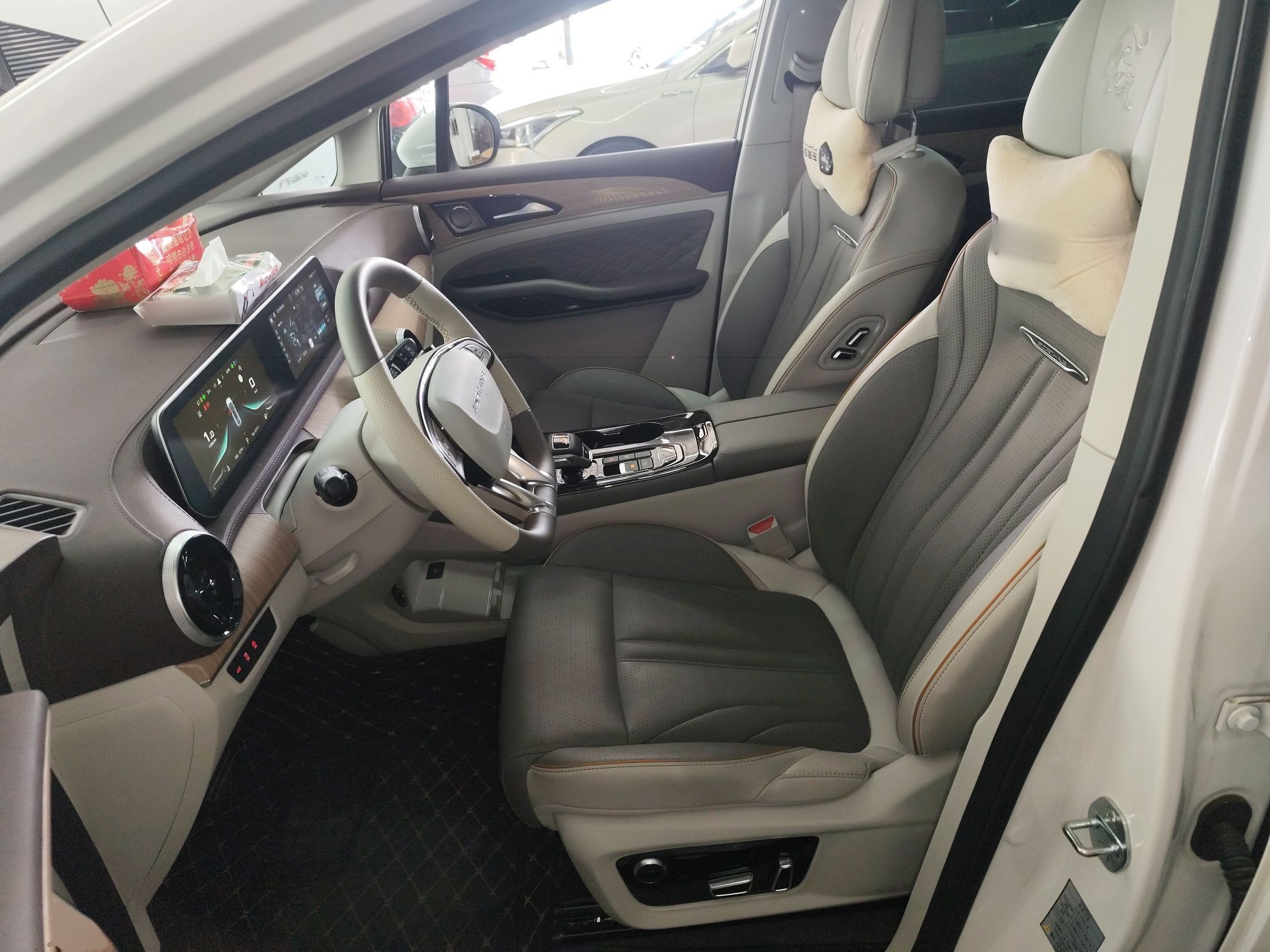 المقاعد الأمامية داخل السيارة