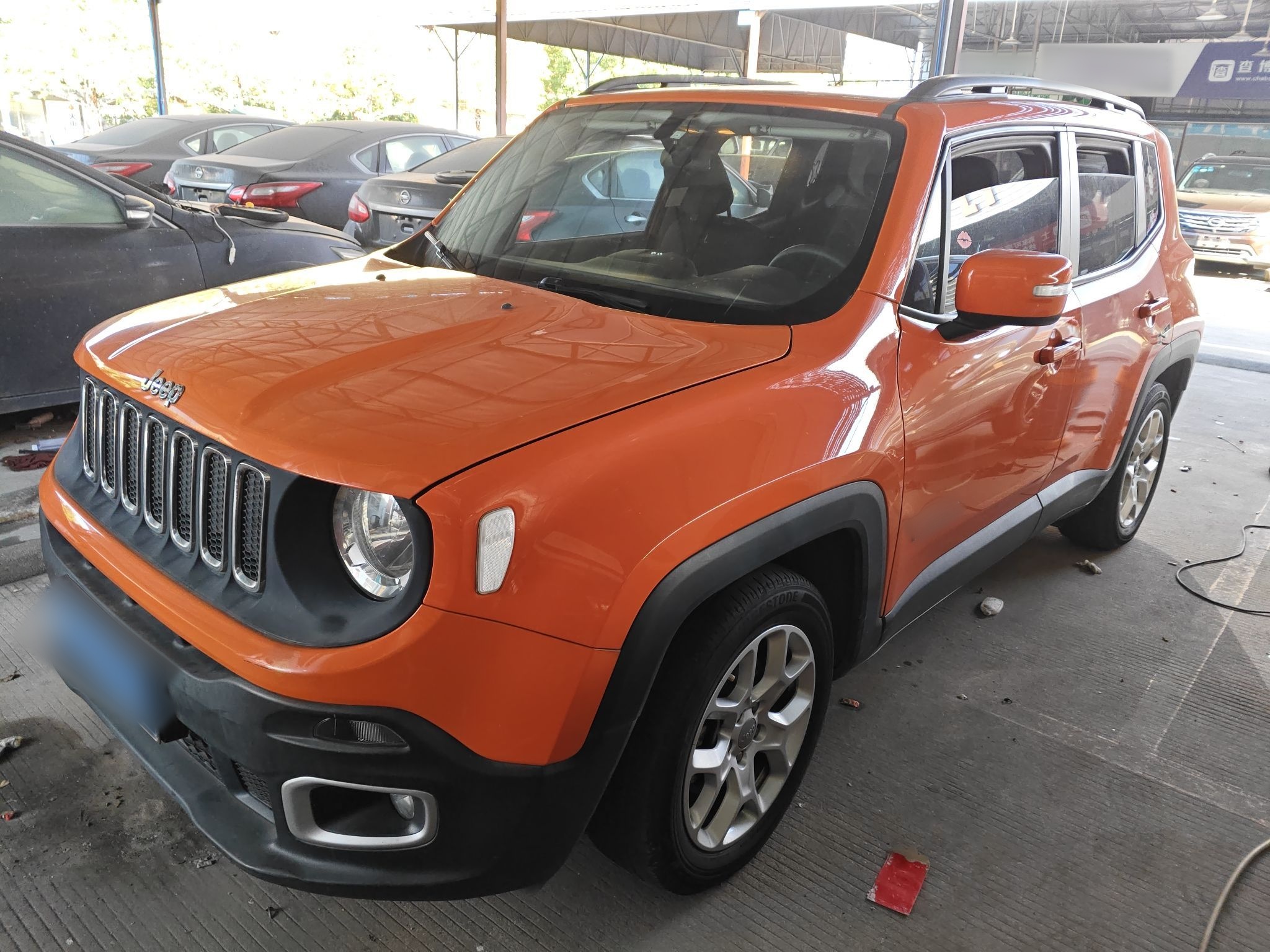 تحت مقدمة السيارة