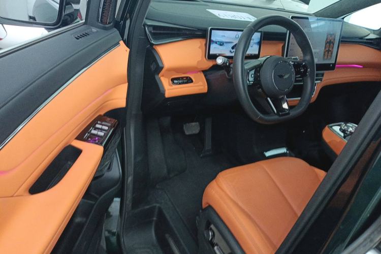 Used Geely Galaxy LEVC L380 2024 140-Degree 6-Seater All-Wheel-Drive Ultra