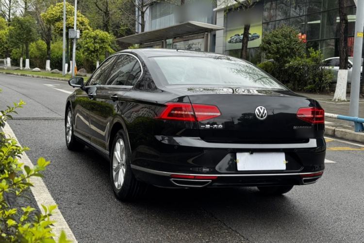 Used Volkswagen Magotan 2018 Facelift 330TSI DSG Luxury Model Exterior 9