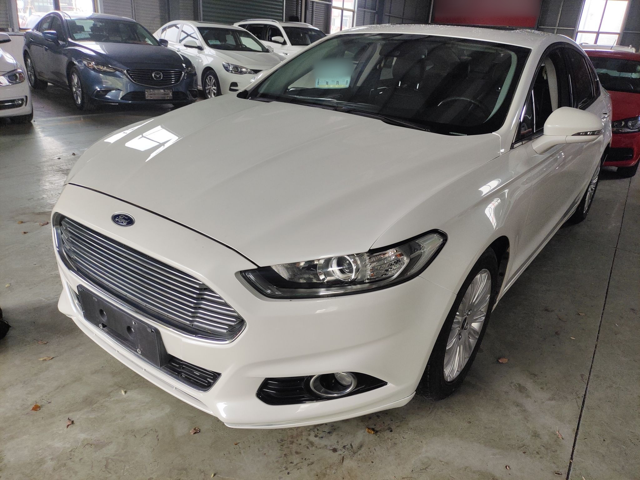 تحت مقدمة السيارة