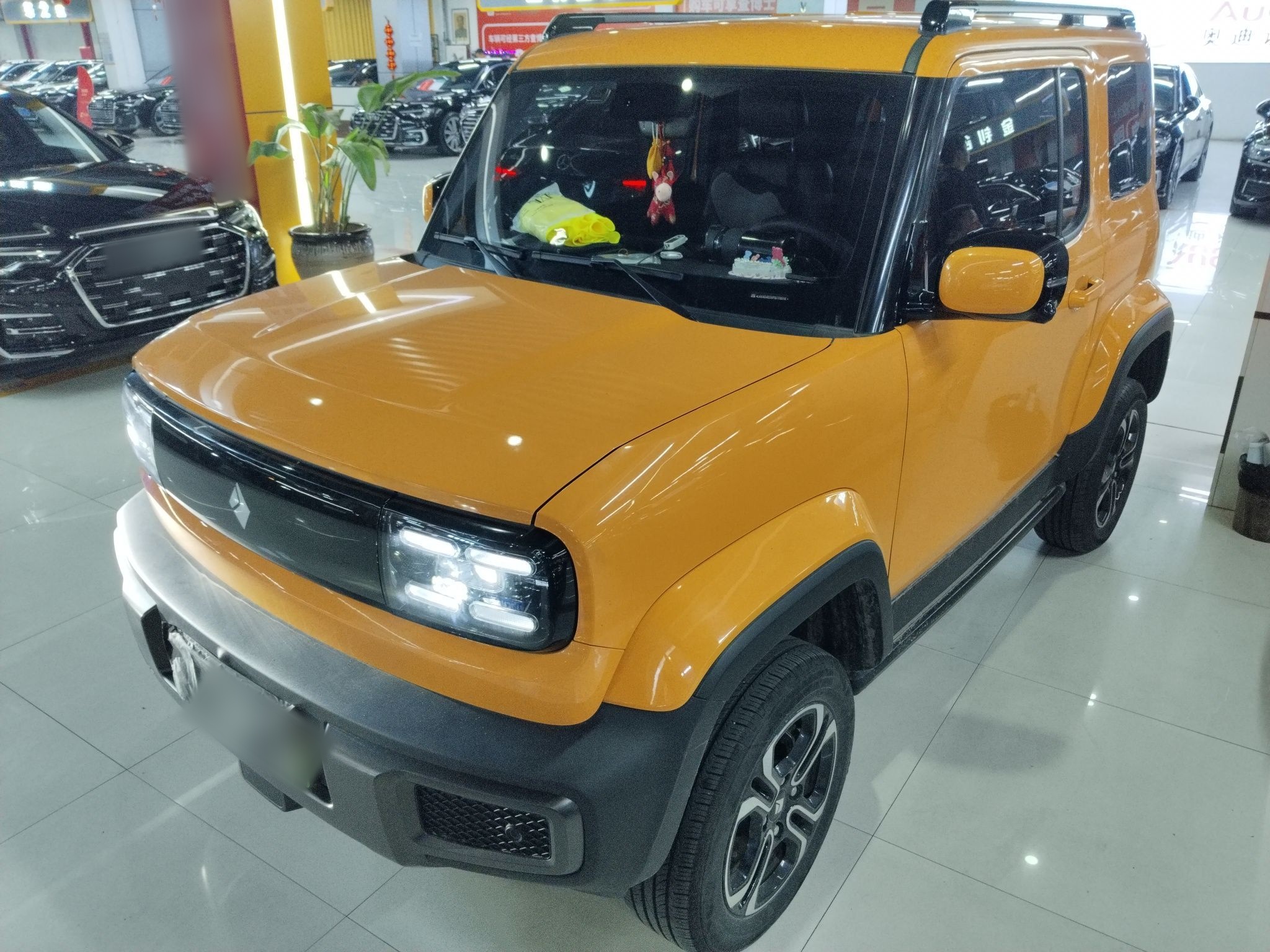 تحت مقدمة السيارة