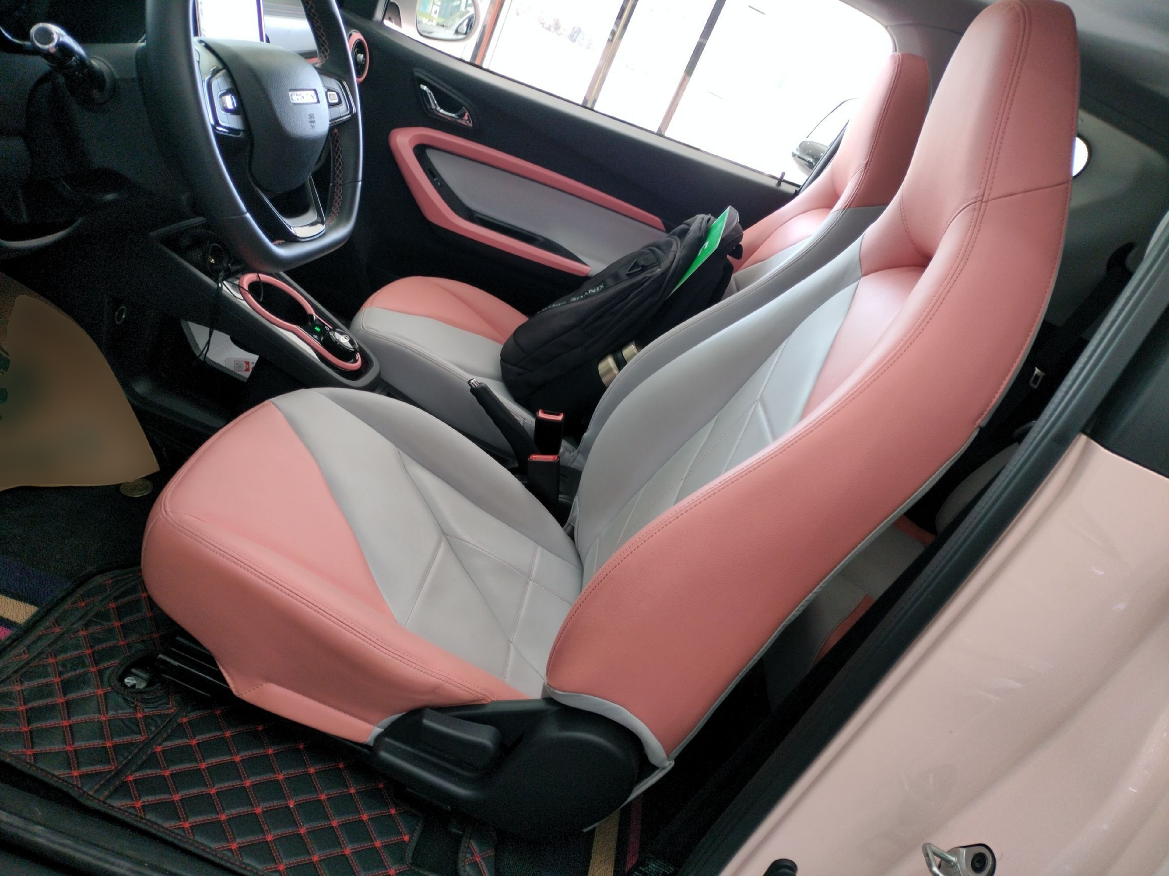 المقاعد الأمامية داخل السيارة