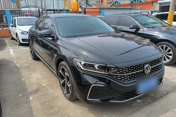 Used Volkswagen Passat 2024 330TSI Starry Elite Edition Front Right 45 Deg