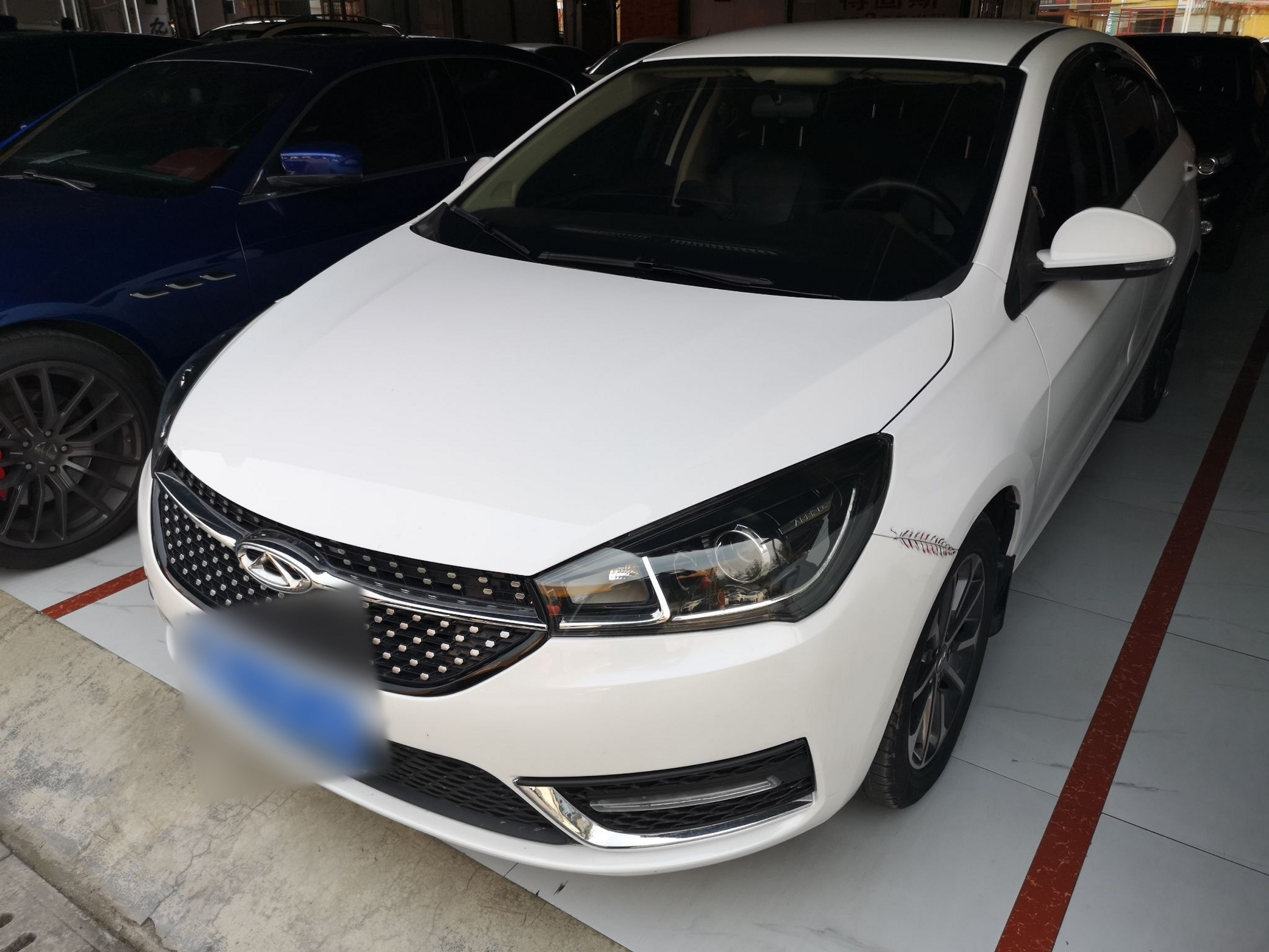 Под передней частью автомобиля