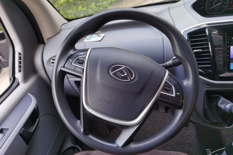 Used SAIC MAXUS Xintu V80 2018 2.5T 6-Speed Manual Aotuntong Short-Wheelbase Mid-Roof 4-Seater Steering Wheel